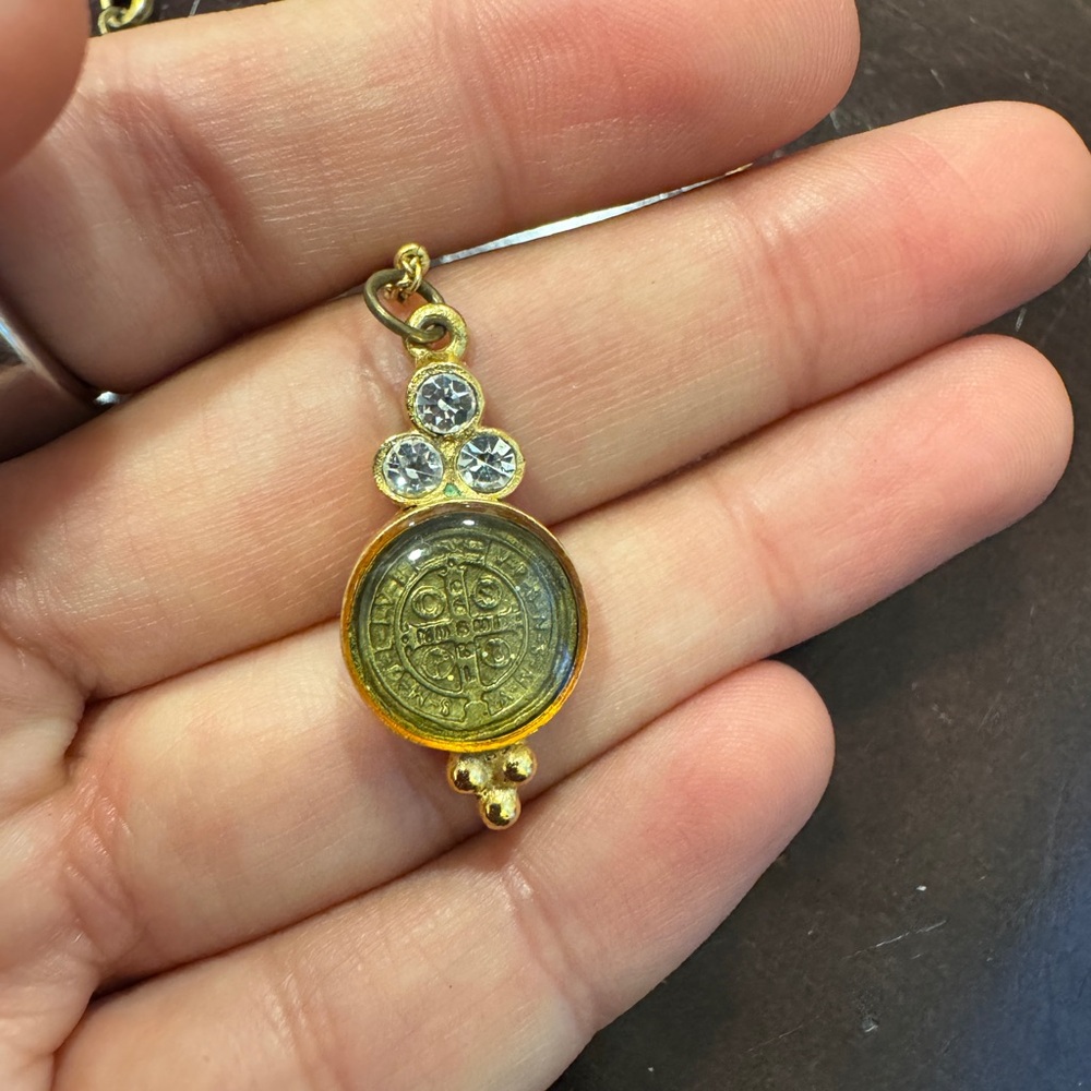 Elegant Gold Pendant with Crystal Accents